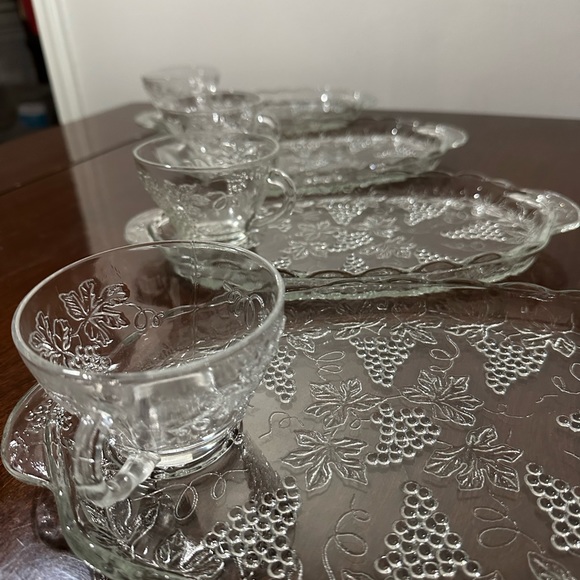 Vintage Grape Cluster design Snack serving Plates with Cups a of 8 pieces - Picture 4 of 11